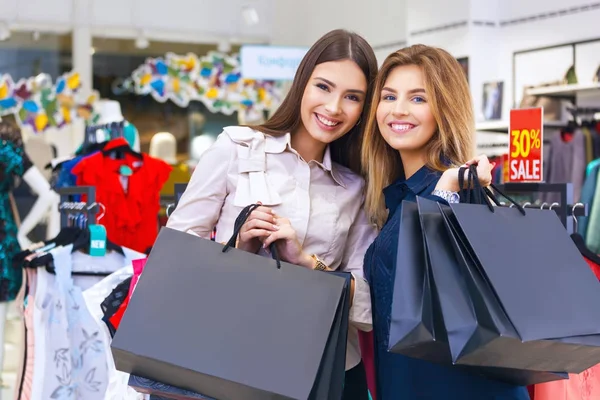 Fotografía de una hermosa joven que va de compras . —  Fotos de Stock