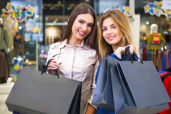 Skott av en vackra unga kvinnor går shopping. — Stockfoto