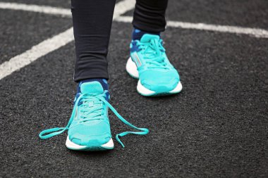 Bir koşu ayakkabıları gevşek ayakkabı bağcığı ile atış kırpılmış.