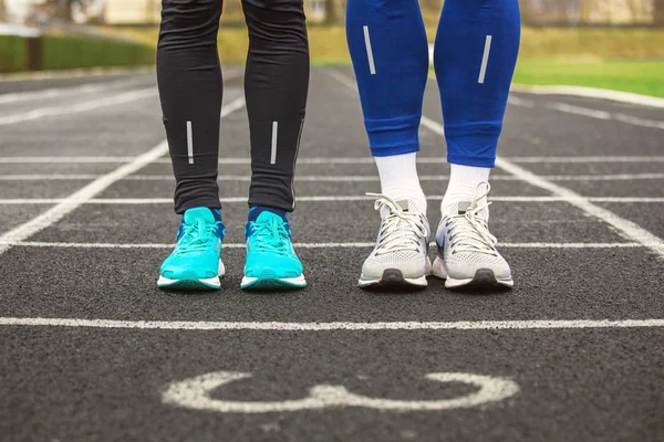 Přední, oříznutí zobrazení dvou běžců v běžecké boty. — Stock fotografie