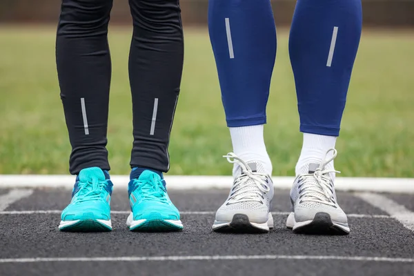 Přední, oříznutí zobrazení dvou běžců v běžecké boty. — Stock fotografie