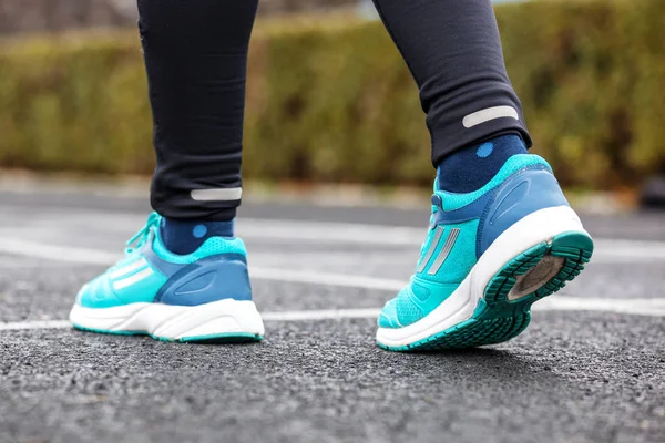 Oříznuté záběr zezadu ženské běžecké boty. — Stock fotografie