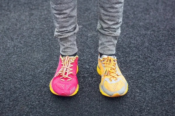 Πόδια σε πολύχρωμα παπούτσια για τρέξιμο. — Φωτογραφία Αρχείου