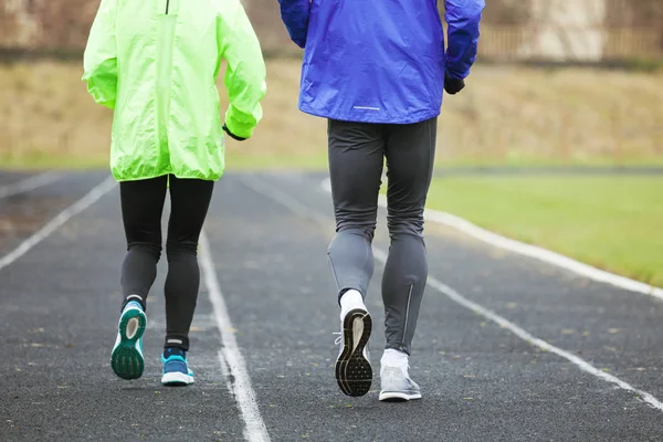 Schuss von hinten auf ein laufendes junges Paar. — Stockfoto