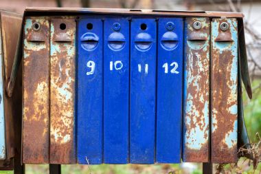 Grup eski metal posta kutuları.