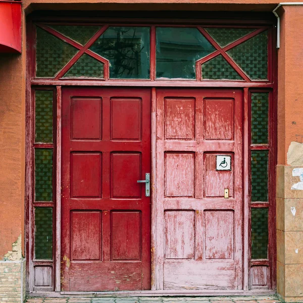 Antika ahşap kırmızı kapı. — Stok fotoğraf