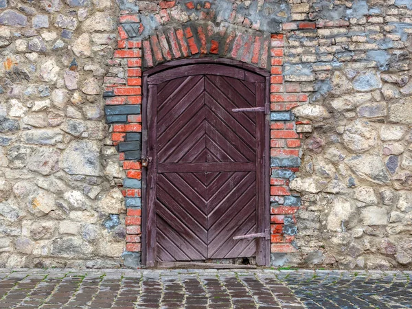 Porta arredondada de madeira velha . — Fotografia de Stock