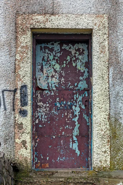 Vintage tmavě červené lakované dveře. — Stock fotografie