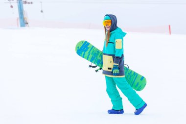 Güzel genç Snowboard Snowboard tutan kız.