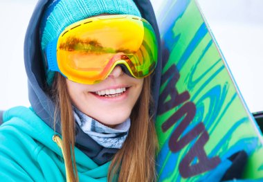 Güzel genç snowboard onun yönetim kurulu öpüşme portresi.