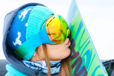 Güzel genç snowboard onun yönetim kurulu öpüşme portresi.