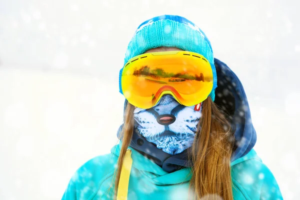 Portrait of young snowboarder girl in snowboard goggles. — Stock Photo, Image