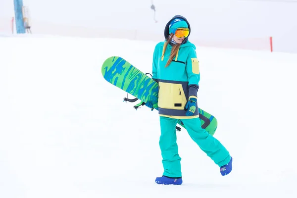 스노우 보드를 들고 아름 다운 젊은 snowboarder 소녀. — 스톡 사진
