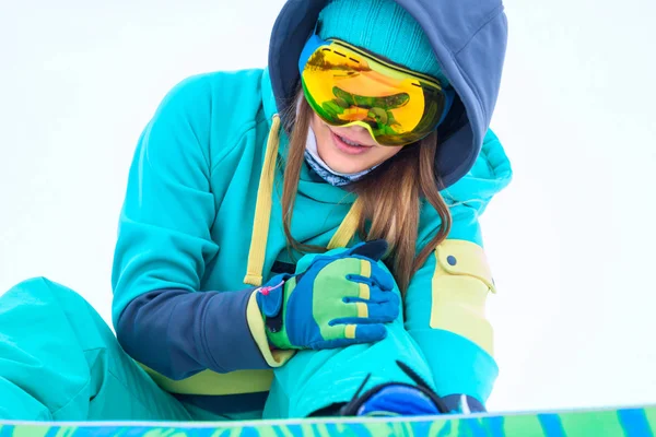 Молода сноубордистка тримає поранену ногу . — стокове фото