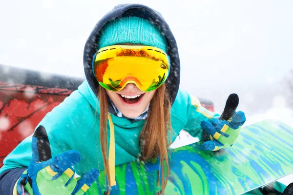 Piękny szczęśliwy młody snowboardzista siedzi z jej snowboard. — Zdjęcie stockowe