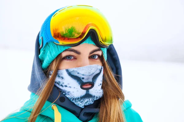 Счастливая девушка-сноубордистка в сноубордистских очках . — стоковое фото