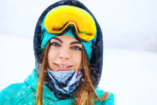스노 보드 고글에 행복 한 젊은 snowboarder 소녀. — 스톡 사진
