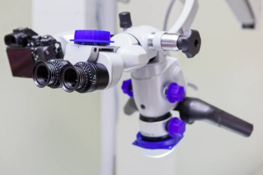 Dürbünlü diş mikroskobunun fotoğrafını kapat.