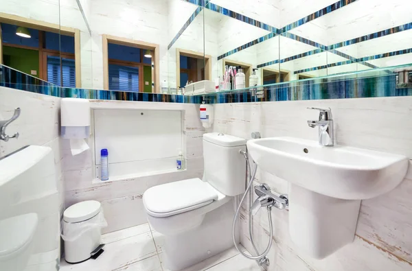 Nowoczesna Publiczna Pusta Toaleta Lustrem Umywalkowym — Zdjęcie stockowe