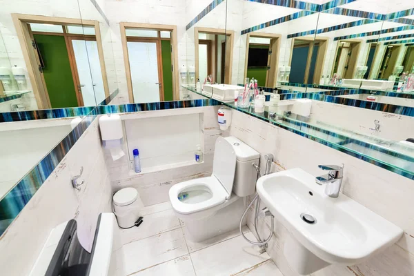 Banheiro Público Moderno Vazio Com Espelho Lavatório — Fotografia de Stock