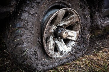 Offroad lastiği patladı ve çamura bulandık..