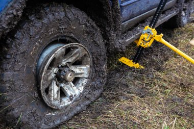 Kaldırıcı kriko kullanmayı unutma..