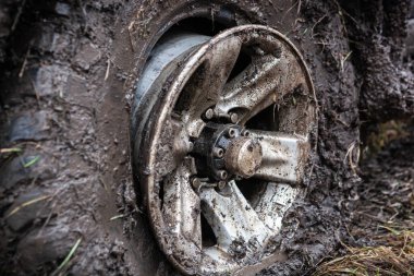 Offroad lastiği patladı ve çamura bulandık..