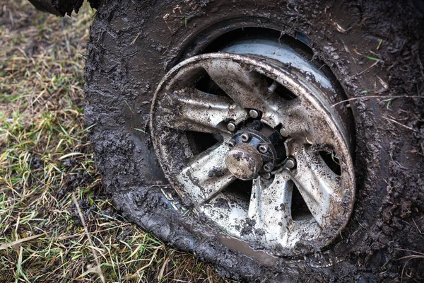 타이어와 가장자리를 가까이 — 스톡 사진