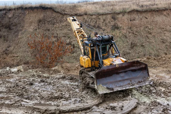 Αλυσίδα Tracked Bulldozer Στο Δρόμο Λάσπη — Φωτογραφία Αρχείου