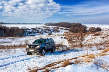 Offroad arabasının Winter Hill 'e tırmanışının ön görüntüsü. Kış yolculuğu konsepti.