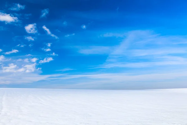 Vinterlandskap Med Ljust Snö Och Blå Himmel — Stockfoto