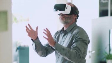 Olgun sanal gerçeklik googles giyen iş adamı / Vr gözlük ile modern ofis iş için