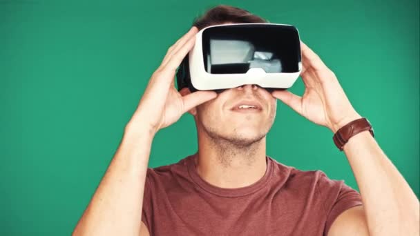 Primer plano de un joven con gafas de realidad virtual googles / VR — Vídeos de Stock