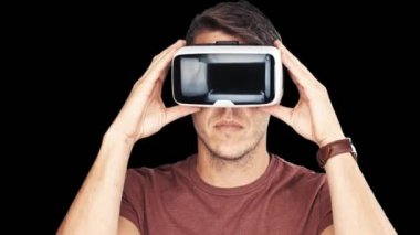 Sanal gerçeklik googles giyen genç bir adam çekim yakın / Vr gözlük siyah arka plan
