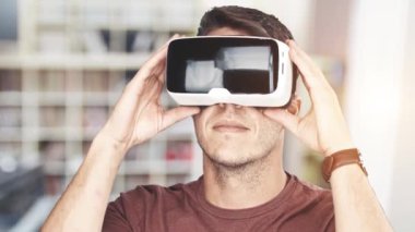 Genç adam giyen sanal gerçeklik googles / Vr gözlük 