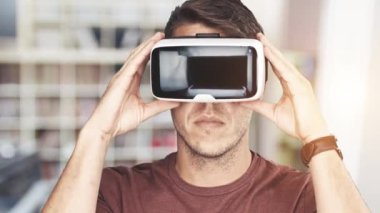 Genç adam giyen sanal gerçeklik googles / Vr gözlük 