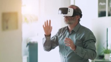 Olgun sanal gerçeklik googles giyen iş adamı / Vr gözlük ile modern ofis iş için
