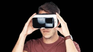 Sanal gerçeklik googles giyen genç bir adam çekim yakın / Vr gözlük siyah arka plan