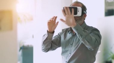 Olgun sanal gerçeklik googles giyen iş adamı / Vr gözlük ile modern ofis iş için