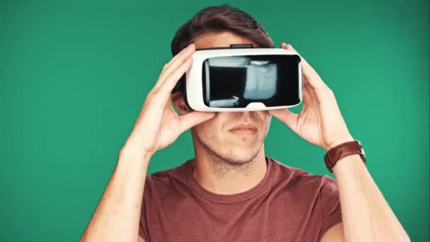 Primer plano de un joven con gafas de realidad virtual googles / VR — Vídeos de Stock