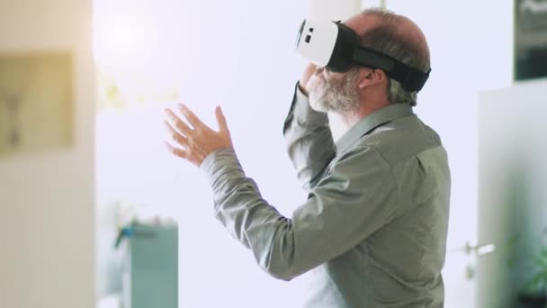 Starší obchodní muž nosí brýle virtuální reality / Vr brýle pro práci v moderní kanceláři — Stock video