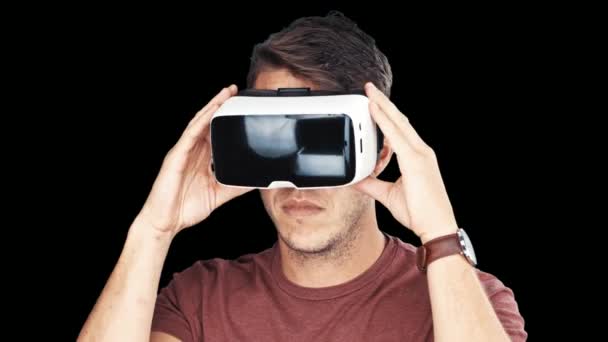 Крупним планом знімок молодого чоловіка в окулярах віртуальної реальності / VR окулярах на чорному тлі — стокове відео