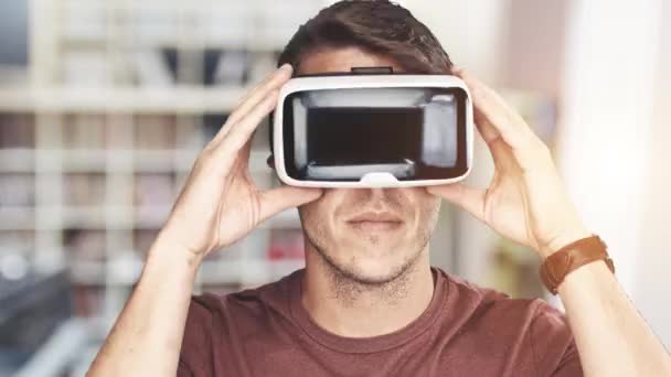 Jovem vestindo óculos de realidade virtual / óculos VR — Vídeo de Stock