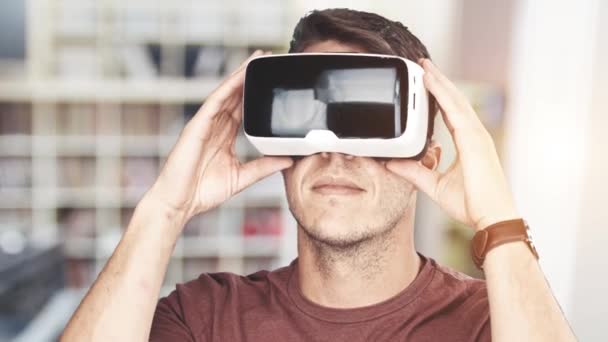 Ung man bär virtuell verklighet googles / Vr-glasögon — Stockvideo