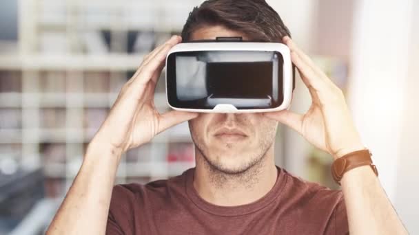 Jovem vestindo óculos de realidade virtual / óculos VR — Vídeo de Stock