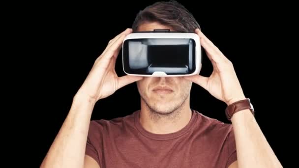 Close-up de um jovem vestindo óculos de realidade virtual / óculos VR em fundo preto — Vídeo de Stock