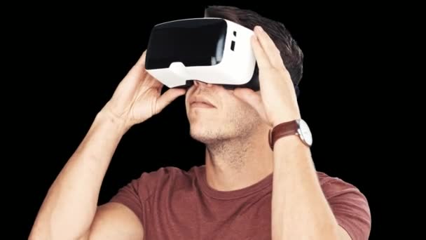 Primer plano de un hombre joven con gafas de realidad virtual googles / VR sobre fondo negro — Vídeos de Stock