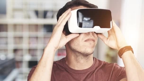 Юнак носіння віртуальної реальності googles / Vr окуляри — стокове відео