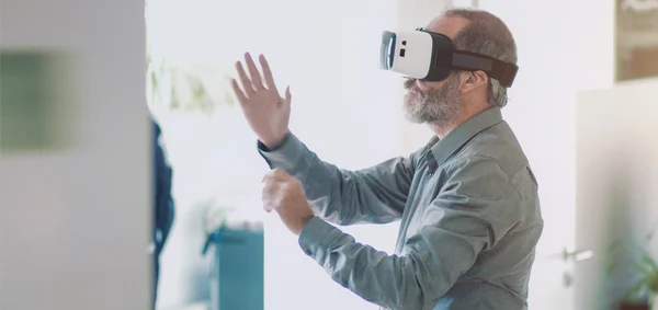 Hombre de negocios maduro con gafas de realidad virtual googles / VR —  Fotos de Stock