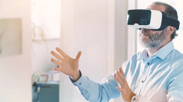 Hombre de negocios maduro con gafas de realidad virtual googles / VR —  Fotos de Stock